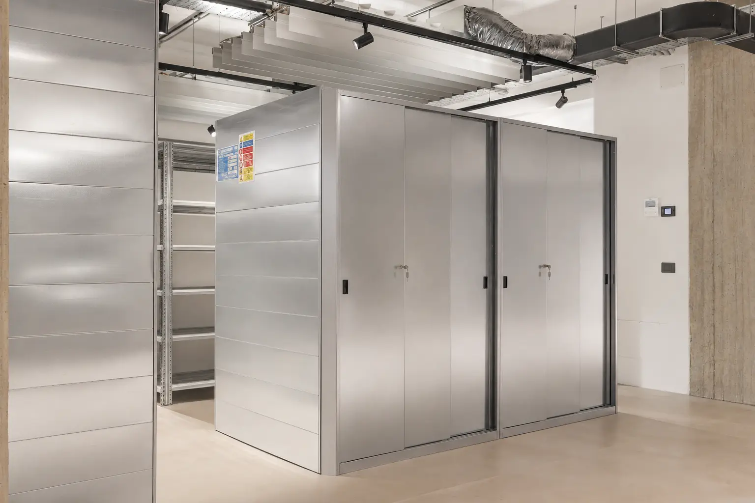 Armadi metallici e scaffalature installati in un archivio