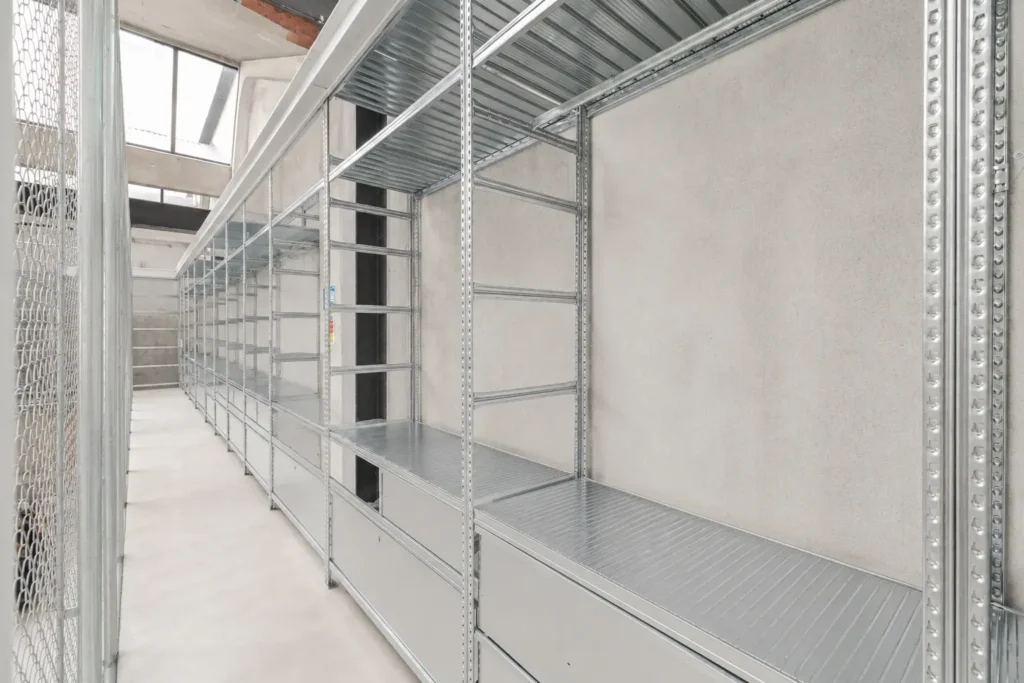 Scaffalature metalliche installate lungo un corridoio