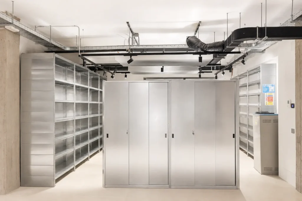 Archivio attrezzato con armadi e scaffalature Metalsistem